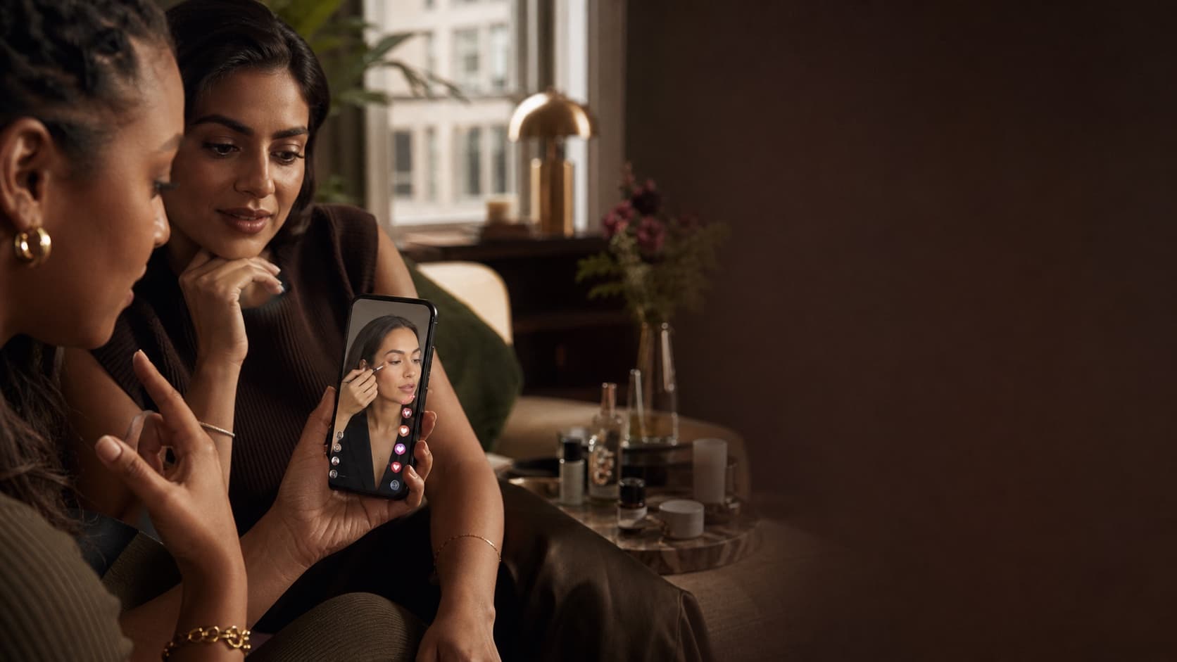 Beauty clients discovering a professional through a live tutorial